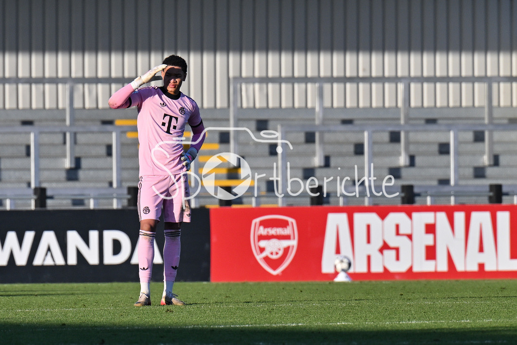 Arsenal London U19 - FC Bayern München U19 | BOREHAMWOOD, ENGLAND - 26. NOVEMBER: Im Bild Leonard PRESCOTT (FC Bayern München U19 1) / Einzelfoto / Freisteller beim Ligaspiel zwischen der U19 von Arsenal London und der U19 des FC Bayern München am 5. Spieltag der UEFA Youth League im Meadow Park am 26.11.2025