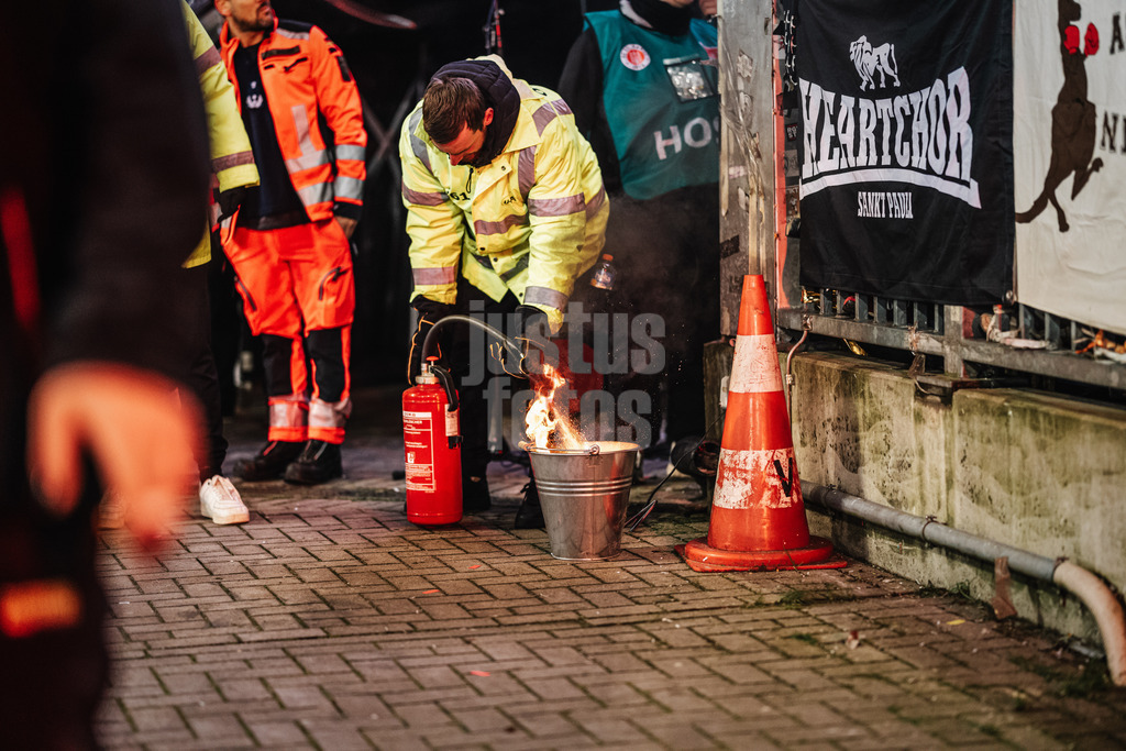 Fußball | Männer | Saison 2024/2025  | Fußball-Bundesliga | 12. Spieltag | FC St. Pauli vs. Holstein Kiel | 29.11.2024 | Ein Ordner löscht Pyrotechnik mit Feuerlöscher in einem Eimer