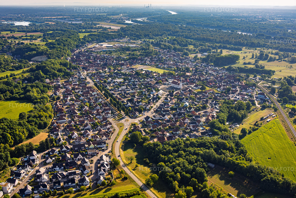 Vue aérienne: Vue de la ville depuis le sud-ouest à Mothern dans le département Bas Rhin, France – .Photo: IMG_158166.jpg prise le 25/07/2026 par Werner Riehm/FLY-FOTO.eu – Résolution de l'original: 5800 x 3866 px