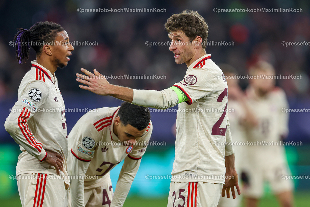 UCL10122402260 | 10.12.2024, Fußball, UEFA Champions League, Schachtar Donezk - FC Bayern München, Arena AufSchalke Gelsenkirchen, 8. Spieltag Saison 2024 2025: Michael Olise (Bayern #17) zusammen mit Thomas Müller (Bayern #25) gestikulierendDFB regulations prohibit any use of photographs as image sequences and or quasi-video.