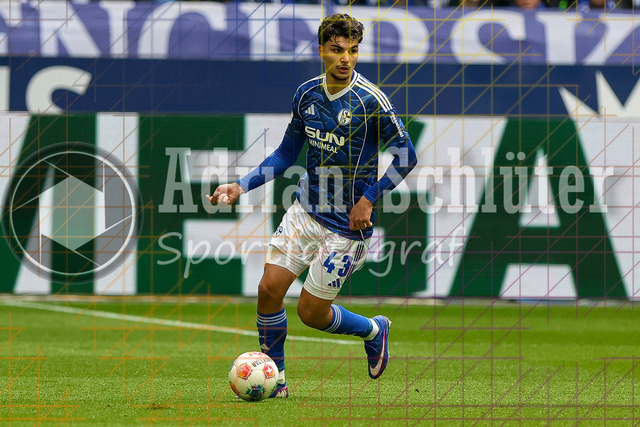 05.04.2026, GER, Fussball, Herren, 2. BL, Saison 2025/2026, FC Schalke 04 - Karlsruher SC | Mertcan Ayhan (S04) in Aktion am Ball, Einzelaktion 