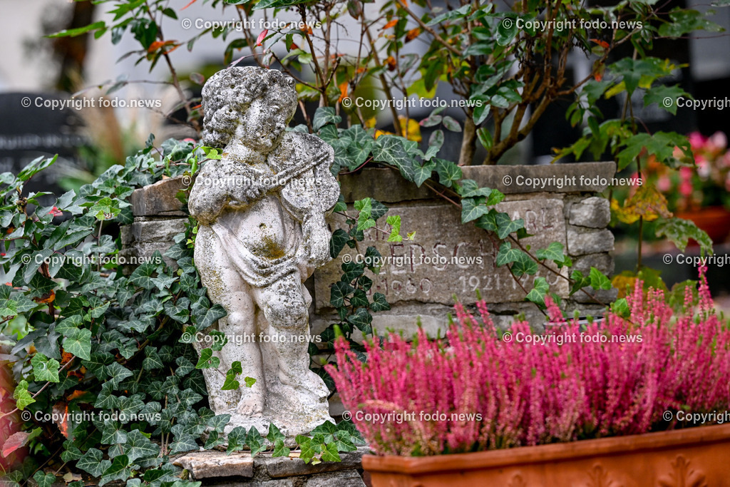 Friedhof_ Kreuz_ Kruzifix_ Jesu Christi_ Allerheiligen_ 26.10.2024-84 | 26.10.2024, Friedhof, AUT, Allerheiligen, Themenbilder im Bild Friedhof, Kreuz, Kruzifix, Jesu Christi, Allerheiligen, Engerl, Engel, Kerzen, Grab, Grablicht, Blumen, Skulptur, Grabstein, Symbolbild, Grablaterne, Grabkerze, Grabkerzen, Grablichter, Kerze, Grabkreuz, Gedenken, Bestattung, Verstorbene, Totenruhe, Grab, Urne, Blumenschmuck, Schmuck, Besucher, Feature, kreativ, creativ, Linz