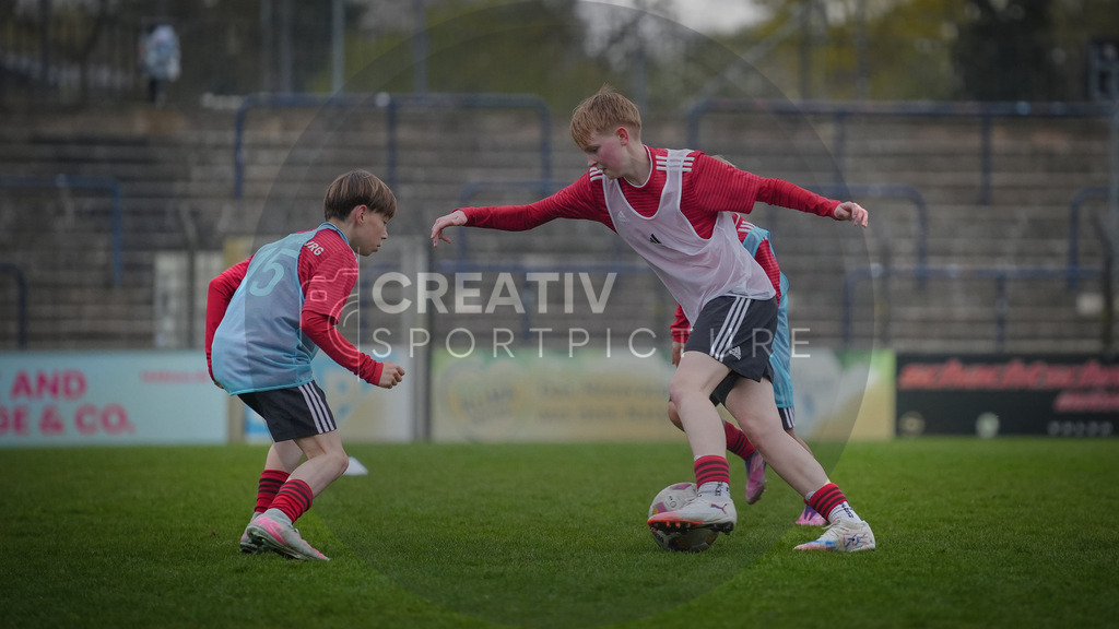 Fußball, Nachwuchs, Training, DFB, Demo-Einheit der Trainingsphilosophie Deutschland im Karl-Liebknecht-Stadion Potsdam, | Fußball, Nachwuchs, Training, DFB, Demo-Einheit der Trainingsphilosophie Deutschland im Karl-Liebknecht-Stadion Potsdam, Im Bild: Zwei Spieler im Duell. - Realisiert mit Pictrs.com