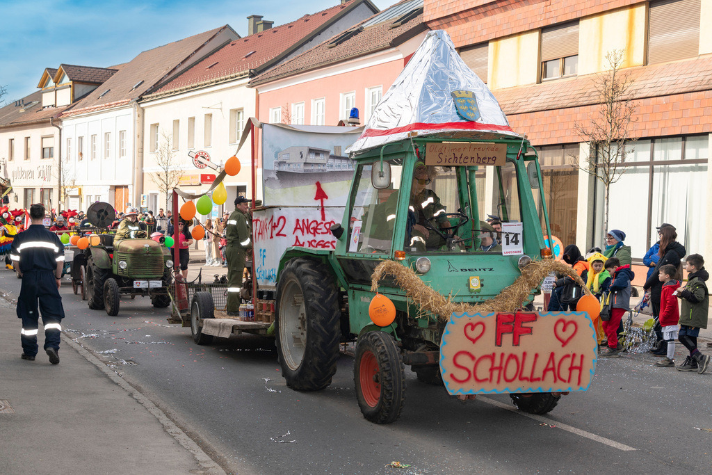 Umzug2025-095_9008 | Fotostrecke: FASCHINGSUMZUG 2025 in Loosdorf. 22 Masken(gruppen)-Teilnehmer: Loosdorfer Vereine, Wirtschaftstreibende, Gemeindeabordnungen sowie Kreditinstitute. rund 700 Besucher entlang der Hauptstrasse. Veranstaltungs-Sicherung durch Mannschaft der FF-Loosdorf mit schwerem Gerät. Maskenprämierung am EKZ-Platz durch Bgm. Thomas Vasku in den Kategorien: Bester Festwagen (Fa. gkonzept-Groissenberger; Beste Personengruppe-ASK-Loosdorf; Beste Einzelperson; Weiteste Anreise-FF Schollach;