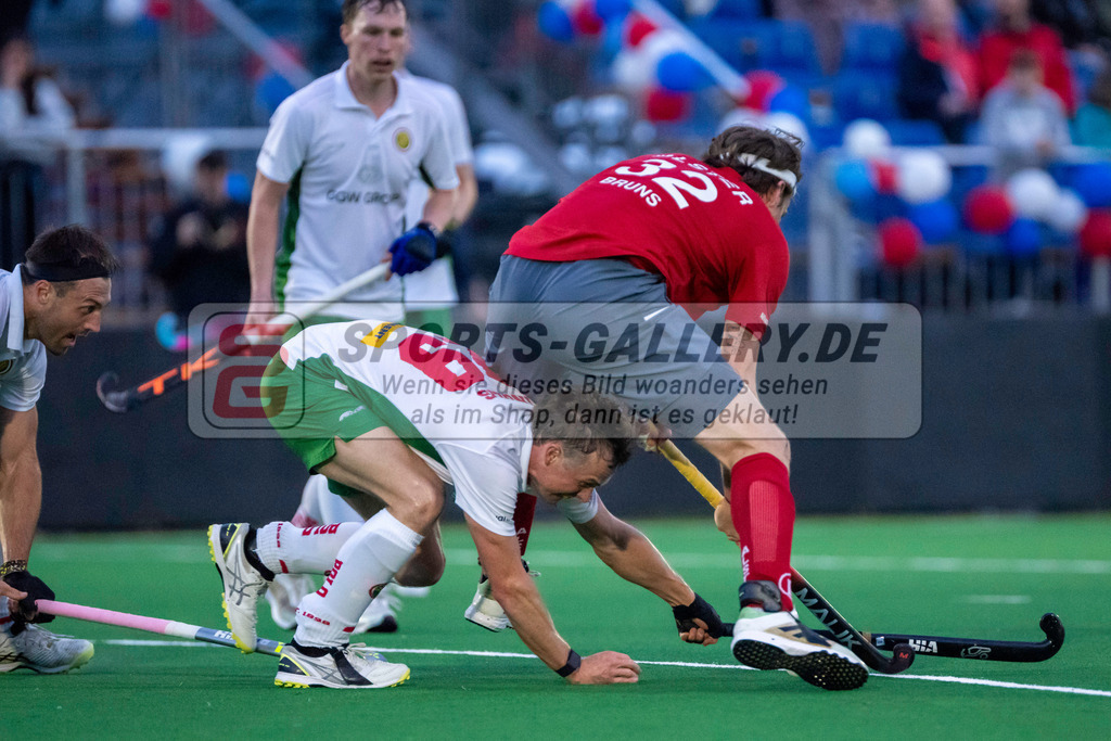 Final4_20240518-2121-0043 | Bonn, Deutschland, 18.05.2024: Niklas Bruns (Der Club an der Alster), Hugo Inglis (Hamburger Polo Club) in Aktion waehrend des Spiels der Deutsche Feldhockey-Meisterschaften 2024 zwischen Final 4 Herren Hamburger Polo Club - Der Club an der Alster im Bonner THV am 18.05.2024 in Bonn, Deutschland. (Foto von Stephan Fehrmann)

Bonn, Germany, 18.05.2024: Niklas Bruns (Der Club an der Alster), Hugo Inglis (Hamburger Polo Club) in action during the game of Deutsche Feldhockey-Meisterschaften 2024 between Final 4 Herren Hamburger Polo Club - Der Club an der Alster in Bonner THV at 18.05.2024 in Bonn, Deutschland. (Foto from Stephan Fehrmann)