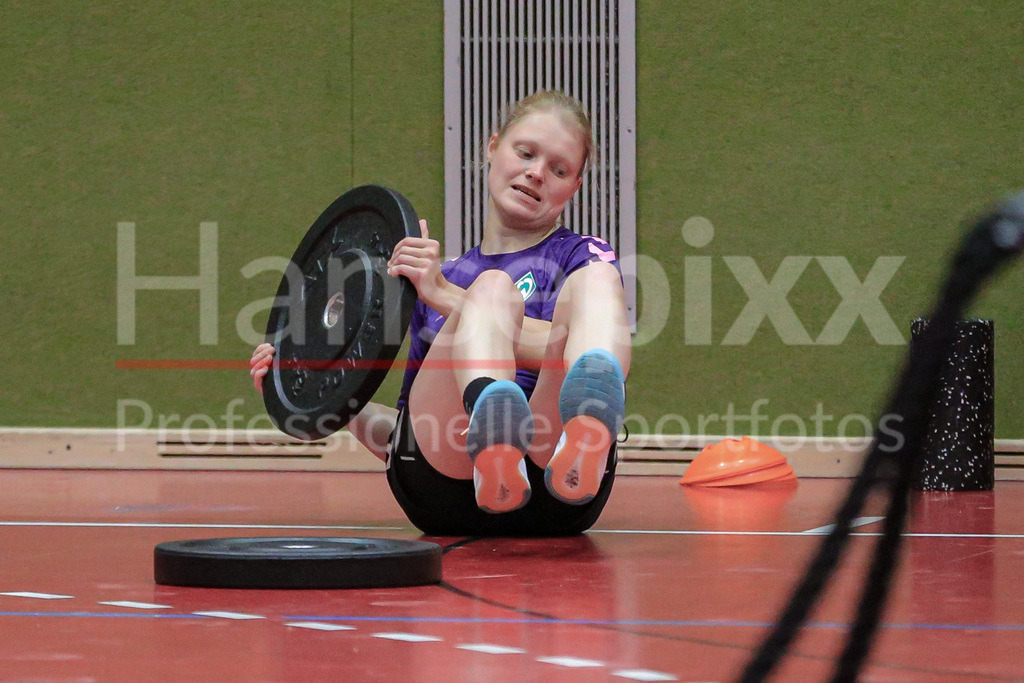 Handball, 2. Bundesliga Frauen, Training SV Werder Bremen | v.li.: Denise Engelke (SV Werder Bremen, 18) bei einer Übung, Trainingsübung