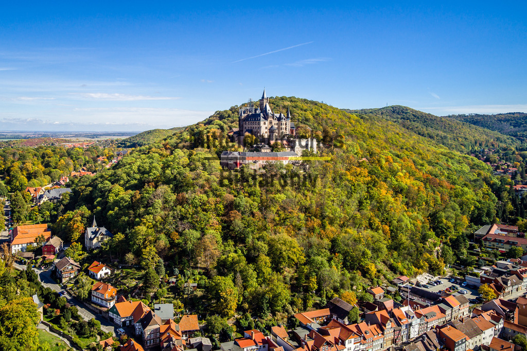 Schloß_ Wernigerode-0027 | Wernigerode ist eine Stadt im Harz im Mitteldeutschland. Ihre Altstadt zeichnet sich durch ihre Fachwerkhäuser aus, darunter das mittelalterliche Rathaus und das "Schiefe Haus". Am Stadtrand beherbergt das Schloss Wernigerode ein Museum und bietet Blick auf die Stadt. Das Schienennetz der Harzer Schmalspurbahnen verbindet Wernigerode mit dem Bahnhof Drei Annen Hohne, wo die dampflokbetriebene Brockenbahn zum Brocken abfährt. - Realisiert mit Pictrs.com