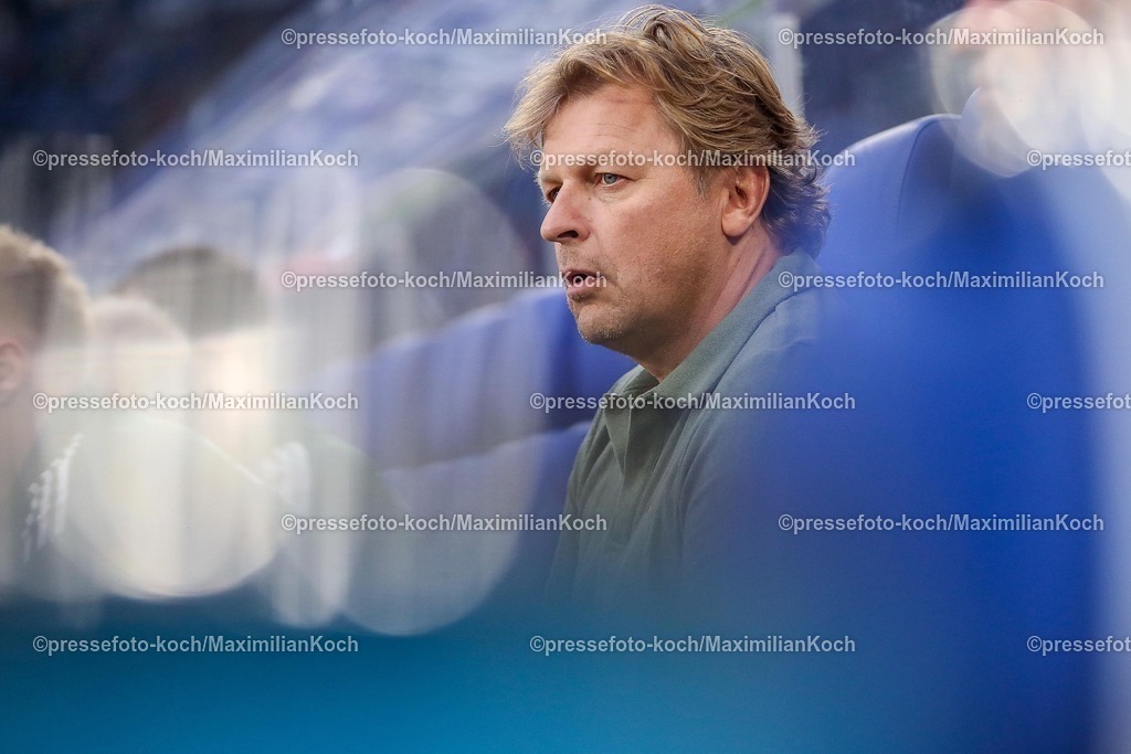 S0423082501032 | 23.08.2025, Fußball, FC Schalke 04 - VfL Bochum, 3.Spieltag, 2. Fußball Bundesliga, Veltins-Arena Gelsenkirchen, Saison 2025 2026: Youri Mulder - Direktor Profifußball (Schalke04) DFB regulations prohibit any use of photographs as image sequences and or quasi-video.