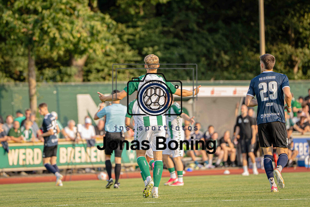 Fußball I Herren I Saison 2026-2027 I Regionalliga Nord I 1. Spieltag I SV Werder Bremen U23 - VfB Oldenburg I 05748 | Paul Bellmann (22, SV Werder Bremen II) fordert ein Foulspiel - Realisiert mit Pictrs.com