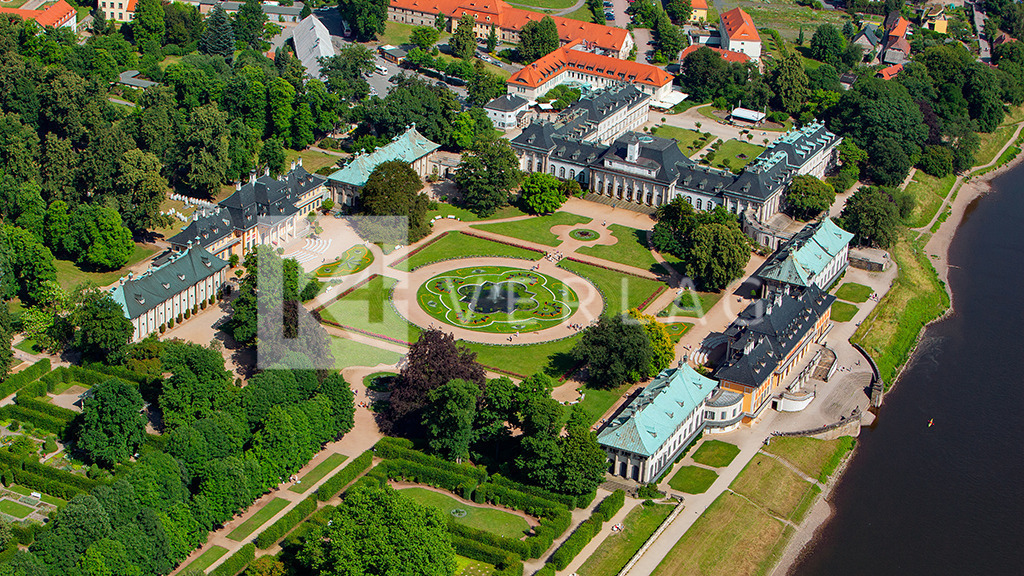 Schloss-Pillnitz-Elbe_IMG_9433 | Blick in den historischen Stallhof und der Frauenkirche Dresden im Hintergrund - Realisiert mit Pictrs.com