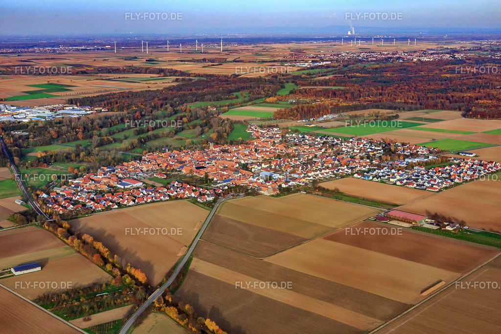Ortsansicht aus Südwesten | Luftbild: Ortsansicht aus Südwesten in Steinweiler im Bundesland Rheinland-Pfalz in Deutschland. Foto: IMG_085194.jpg vom 08.11.2015 durch Werner Riehm/FLY-FOTO.de - Realisiert mit Pictrs.com