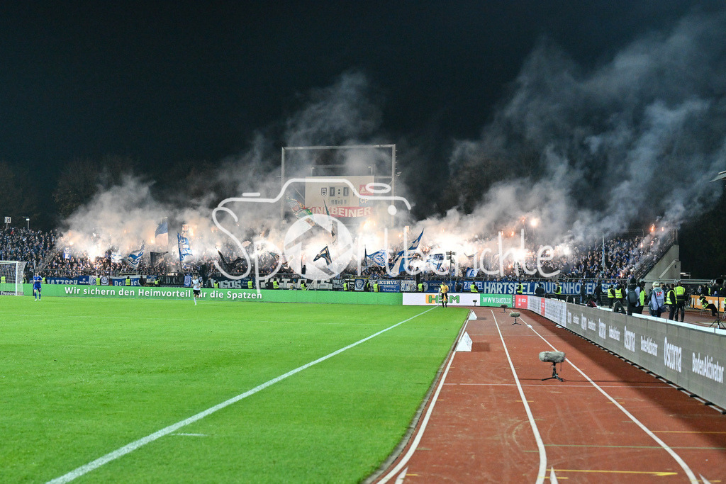 SSV Ulm 1846 Fussball - FC Schalke 04 | Die Gaestefans zuenden zu Beginn der zweiten Halbzeit Pyrotechnik / Bengalo / Feuer / Pyro / Ultras / 2. Bundesliga: SSV Ulm 1846 Fussball - FC Schalke 04, Donaustadion am 01.11.2024