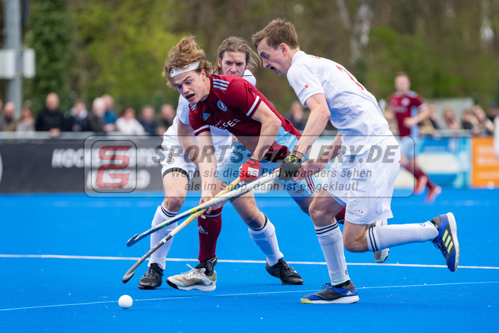 HK_20230415_106942 | 1. Bundesliga Herren Crefelder HTC - UHC Hamburg am 14.4.2023 Crefelder HTC, Krefeld , Breucker Julius ( Crefelder HTC #2 ) , Strutthoff Michel ( UHC Hamburg #3 ) , Kossol Timo ( Crefelder HTC #3 )