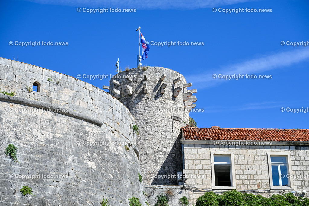 Kroatien_ Korcula_ Insel in Sueddalmatien_ Korcula Stadt_ 13.09.2024-8 | 13.09.2024, Kroatien, HRV, Korcula, Insel in Sueddalmatien, Korcula Stadt im Bild Hafen, Hafenansichten, Boot, Boote, Schiff, Schiffe, Gebauede, Adria, Meer, Stadtansichten, Altstadt, Marco Polo, Museum, Touristen, Souvenier, Restaurant, KonobaKorcula - Schwarzes Korfu - benannt nach den dunklen Kiefernwaeldern, ist eine zu Kroatien gehoerende Insel in der Adria vor der Kueste Sueddalmatiens. Zugleich ist sie Teil des Dinarischen Gebirges. Quelle: Wikipedia
