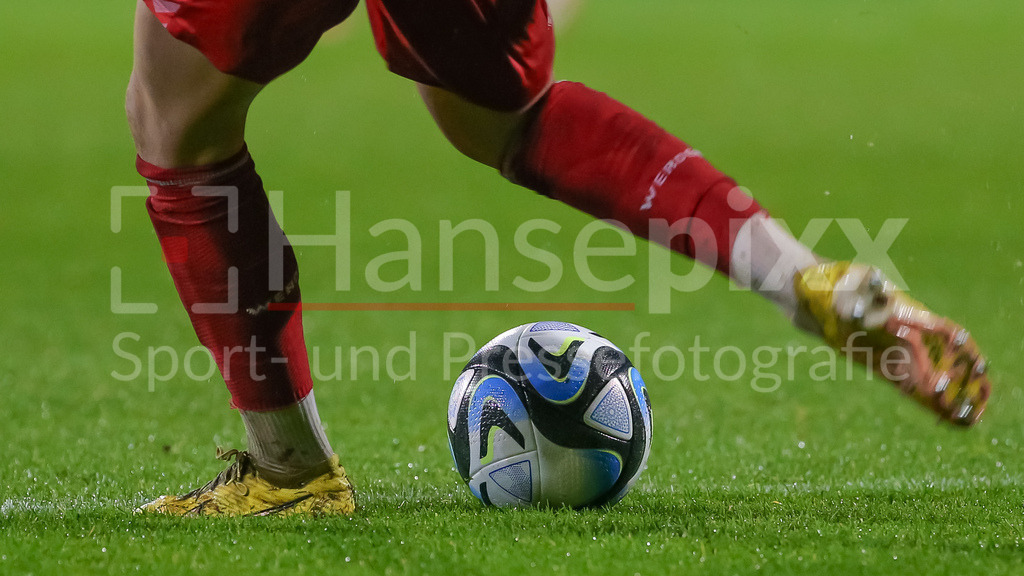 Fussball, DFB-Pokal Frauen, VfL Wolfsburg - SV Werder Bremen | v.li.: Zwei Beine, Füße und der Spielball, Ball, Rasen, tritt gegen den Ball, schießt den Ball, zwei Füße, Fuss, Füsse, Schuhe, Hose, Stutzen, Strümpfe, Symbolfoto, Symbolbild Fussball, Fußball, Spielfeld, Platz, DIE DFB-RICHTLINIEN UNTERSAGEN JEGLICHE NUTZUNG VON FOTOS ALS SEQUENZBILDER UND/ODER VIDEOÄHNLICHE FOTOSTRECKEN. DFB REGULATIONS PROHIBIT ANY USE OF PHOTOGRAPHS AS IMAGE SEQUENCES AND/OR QUASI-VIDEO.