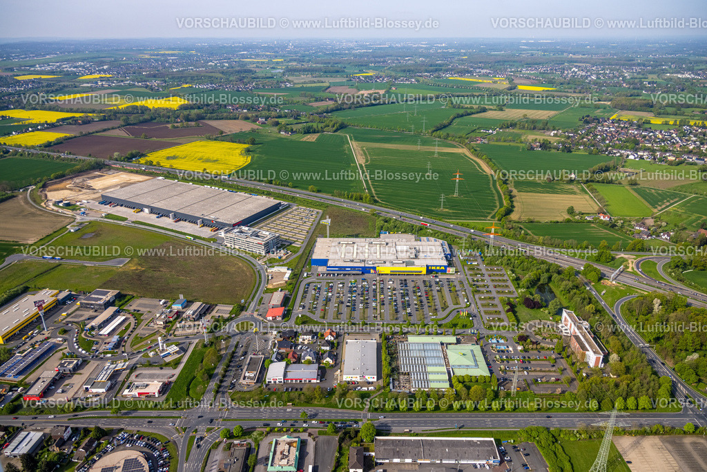 Kamen240400178 | Luftbild, Woolworth GmbH Zentrallogistik am Mönninghoffs Feld, Gewerbegebiet Kamen Karree an der Autobahn A1, umgeben von Wiesen und Feldern, Südkamen, Kamen, Ruhrgebiet, Nordrhein-Westfalen, Deutschland