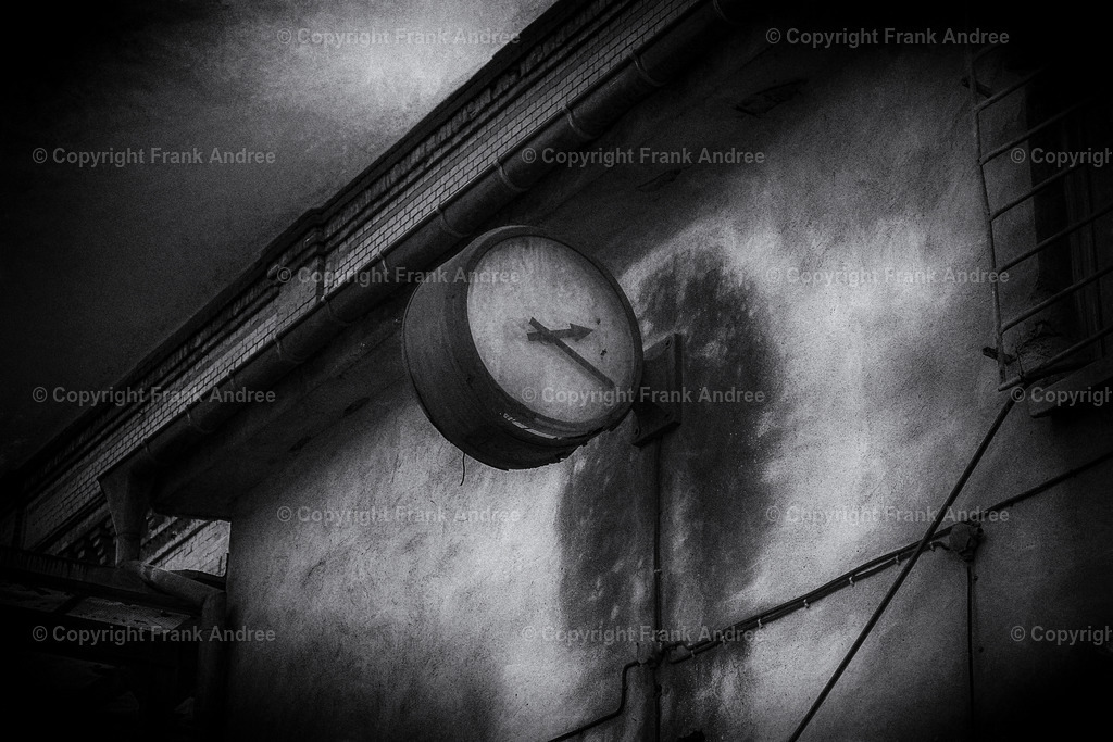 Vergänglichkeit | Eine alte, verrottete Wanduhr an einer Hausfassade in Berlin Prenzlauer Berg. Symbol für Vergänglichkeit - Realisiert mit Pictrs.com