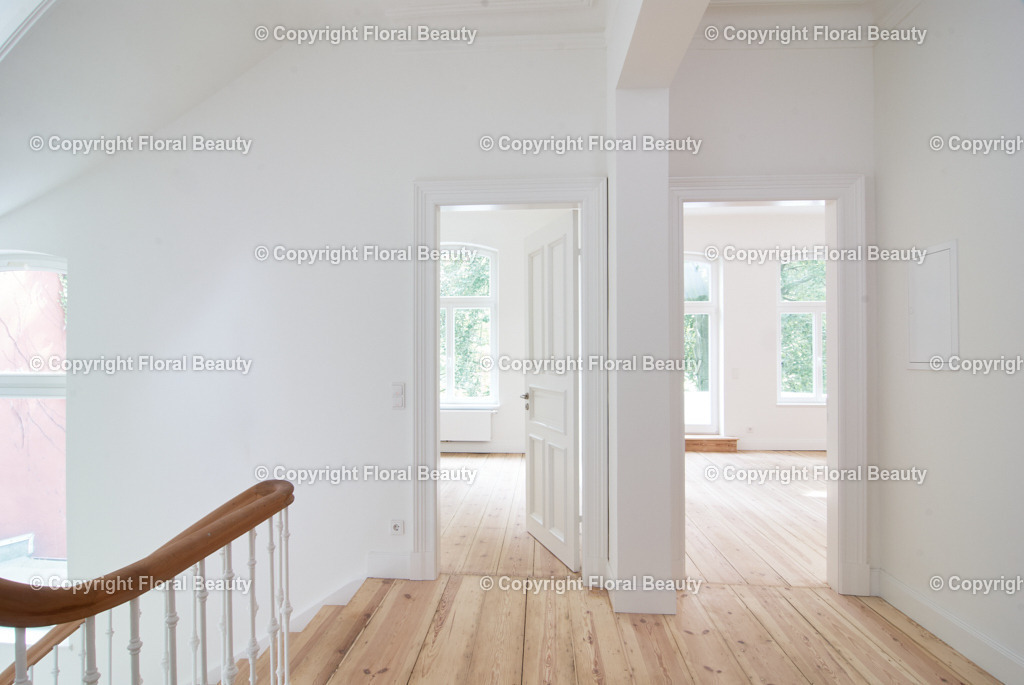 Altbauhaus nach Renovierung | unmöblierter Flur in renoviertem Altbau - Realisiert mit Pictrs.com