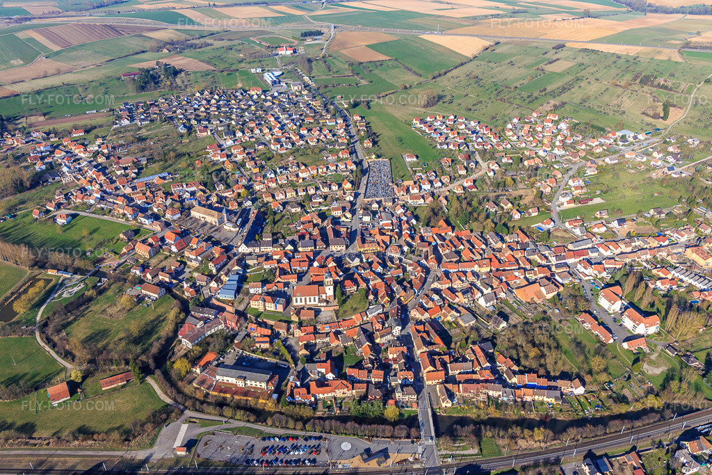 Aerial view: View of the town from the south in Dettwiller in the state Bas-Rhin, France. – Photo: IMG_097558.jpg taken on 03/16/2017 by Werner Riehm/FLY-FOTO.com – Resolution of the original: 5472 x 3648 px