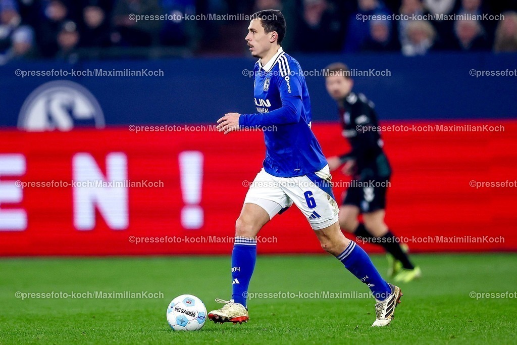 S0401022502134 | 01.02.2025, Fußball, FC Schalke 04 - 1. FC Magdeburg, 2.. Fußball Bundesliga, 20. Spieltag, Veltins-Arena Gelsenkirchen, Saison 2024 2025: Ron Schallenberg (S04 #6)DFB regulations prohibit any use of photographs as image sequences and or quasi-video.