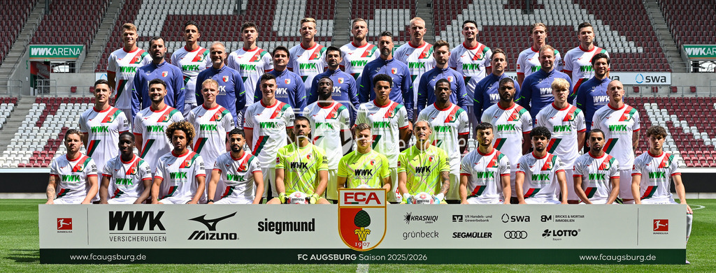FC Augsburg 2025/26 | Mannschaftsfoto FC Augsburg 2025/26 Obere Reihe v. l.: Robin Fellhauer, Dimitrios Giannoulis, Mert Kömür, Arne Maier, Jeffrey Gouweleeuw, Phillip Tietz, Yusuf Kabadayi, Kristijan Jakić, Elvis Rexhbecaj.Dritte Reihe v.l.: Co-Trainer Individual David Binder, Torwarttrainer Marco Langner, Co-Trainer Imre Szabics, Co-Trainer Thomas Kasparetti, Cheftrainer Sandro Wagner, Co-Trainer Sven Palinkasch, Co-Trainer Analyse Julian Lauer, Spiel- und Videoanalyst Felix Kling, Spiel- und Videoanalyst Benedikt Brust.Zweite Reihe v. l.: Keven Schlotterbeck, Maximilian Bauer, Tim Breithaupt, Cédric Zesiger, Chrislain Matsima, Noahkai Banks, Samuel Essende, Steve Mounié, Felix Meiser, Marius Wolf.Untere Reihe v. l.: Mads Pedersen, Kyliane Dong, Han-Noah Massengo, Elias Saad, Nediljko Labrović, Finn Dahmen, Daniel Klein, Mahmut Kücüksahin, Aiman Dardari, Alexis Claude-Maurice, Oliver Sorg / Media Day FC Augsburg: WWK-Arena am 06.08.2025