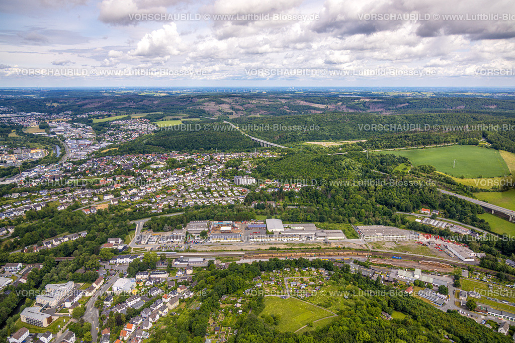 Arnsberg220601184 | Luftbild, Gewerbegebiet Zu den Werkstätten und Waldgebiet, Holzverladestation Branddirektor-Kraemer-Straße, Arnsberg, Sauerland, Nordrhein-Westfalen, Deutschland