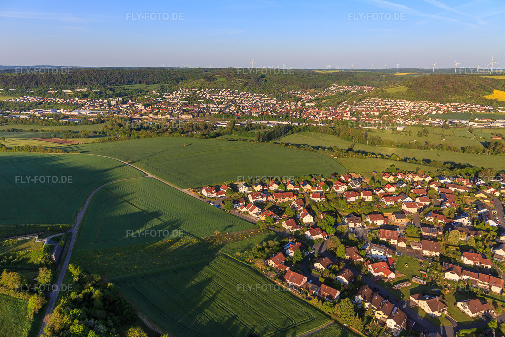 Luftbild: Friedhofstr im Ortsteil Gerlachsheim in Lauda-Königshofen im Bundesland Baden-Württemberg in Deutschland. Foto: IMG_146299.jpg vom 10.05.2025 durch Werner Riehm/FLY-FOTO.de