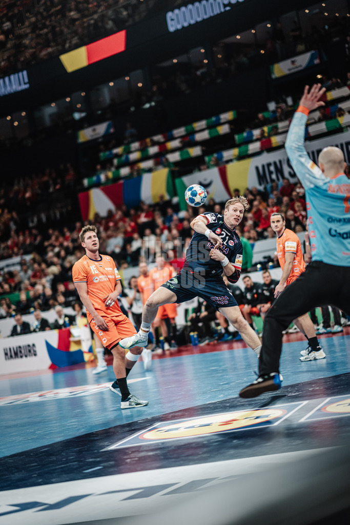 Handball | Herren | EHF EURO 2024 | European Championshop Men 2024 Final Tournament | Norwegen vs. Niederlande | 19.01.2024 | Magnus Gullerud (#21, Norwegen, NOR) mit einem Kempa Trick aufs Tor