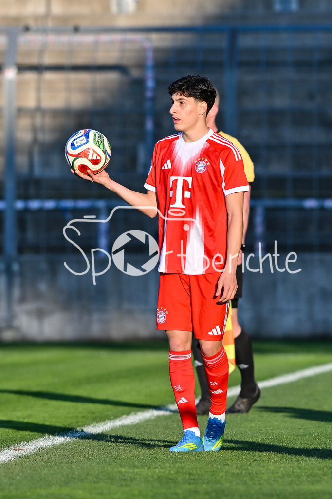 FC Bayern Amateure - SpVgg Ansbach | MUNICH, GERMANY - 17. APRIL: beim Einwurf Deniz OFLI (FC Bayern München II 3) / Einzelfoto / Freisteller während dem Match zwischen den Amateuren des FC Bayern München und der SpVgg Ansbach am 29. Spieltag der Regionalliga Bayern im Grünwalder Stadion