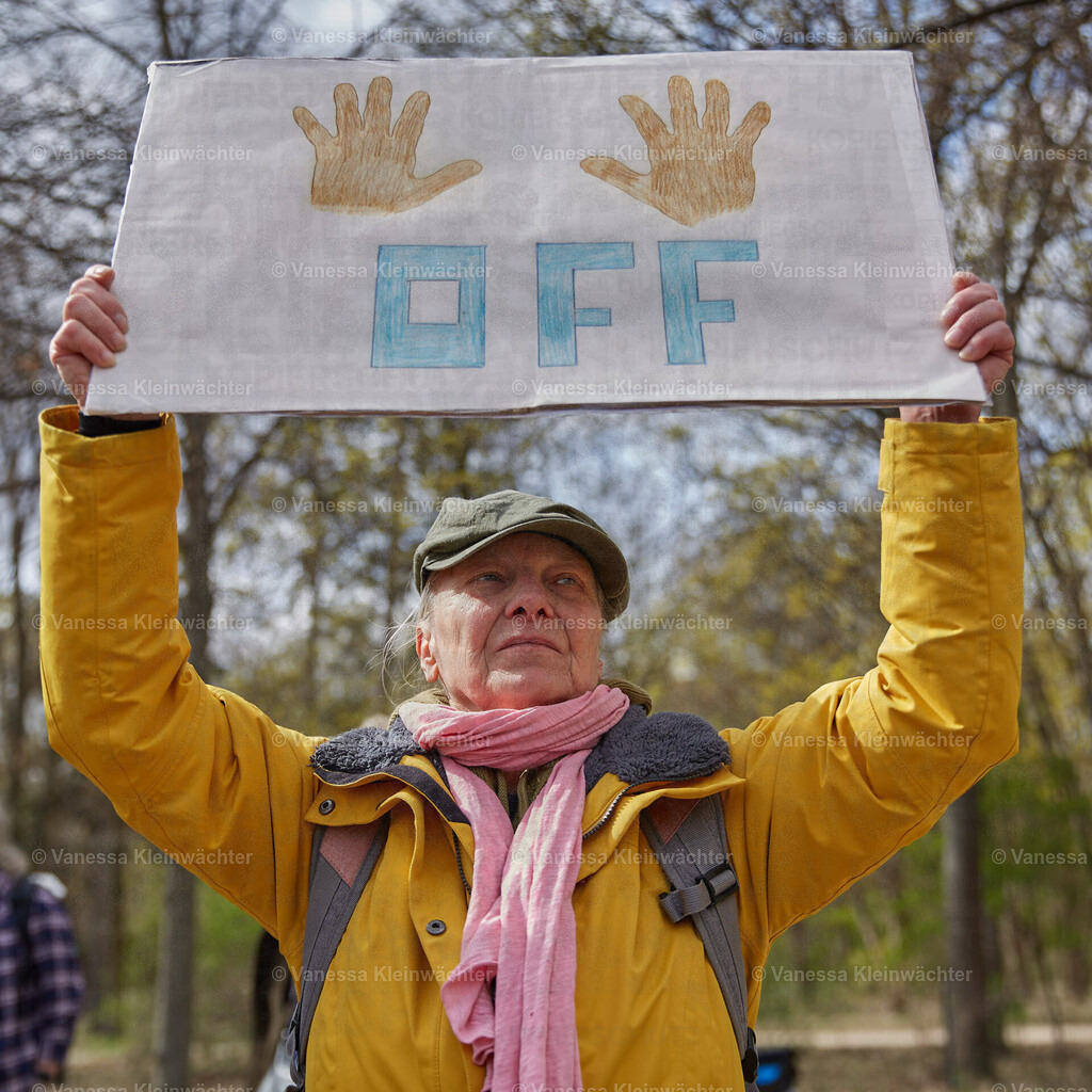 Hands Off: Democrats abroad für die Demokratie in den USA, 05.04.2025 | "Hands Off": Democrats Abroad rally in front of the embassy of the USA in Berlin, Germany, against funding cuts, queermisia and facism. - Realisiert mit Pictrs.com