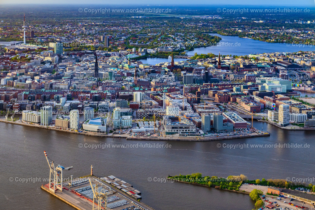 Hamburg_Hafencity_Sandtorkai_Baustelle_ELS_1876140424 | HAMBURG 14.04.2024 Baustelle zum Neubau des Gebäudekomplexes des Einkaufszentrum am Überseequartier am Chicagokai - Osakaallee im Bereich des ehemaligen Grasbrooks im Ortsteil Hafencity in Hamburg, Deutschland. Weiterführende Informationen bei: CHRISTIAN DE PORTZAMPARC,  Depenbrock Bau GmbH & Co. KG,  F + Z Baugesellschaft, Zweigniederlassung der Hecker Bau GmbH & Co. KG,  Unibail-Rodamco Germany GmbH,  Unibail-Rodamco ÜSQ Süd Quartiersmanagement GmbH. // Construction site for the new building complex of the shopping center at Ueberseequartier at Chicagokai - Osakaallee in the area of the former Grasbrooks in the Hafencity district in Hamburg, Germany. Further information at: CHRISTIAN DE PORTZAMPARC,  Depenbrock Bau GmbH & Co. KG,  F + Z Baugesellschaft, Zweigniederlassung der Hecker Bau GmbH & Co. KG,  Unibail-Rodamco Germany GmbH,  Unibail-Rodamco UeSQ Sued Quartiersmanagement GmbH. Foto: Martin Elsen