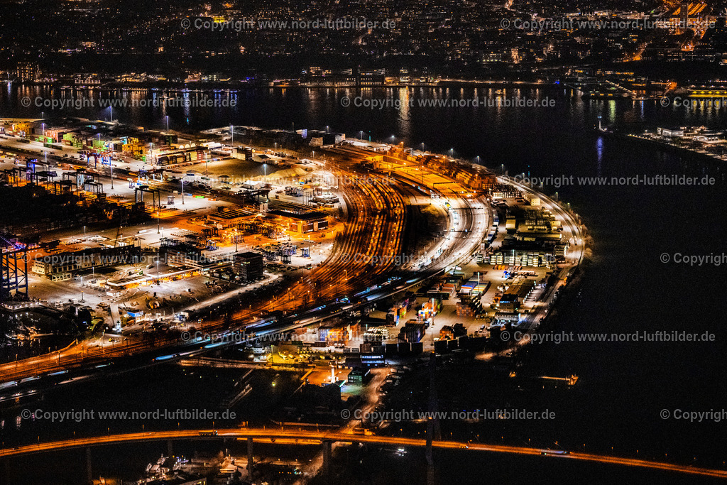 Hamburg_Waltershof_Eolbtunnel_Ein_und_Aussfahrt_Nachhtaufnahme_ELS_8082060325 | HAMBURG 06.03.2025 Nacht- Lichter und Beleuchtung Streckenführung und Fahrspuren im Verlauf des Autobahn- Tunnelbauwerk der BAB A7 -Elbtunnel am Containerhafen des Binnenhafen HHLA - Burchardkai in Hamburg. // Night lighting routing and traffic lanes during the highway tunnel construction of the motorway A7 -Elbtunnel the container port of the inland port HHLA - Burchardkai in Hamburg. Foto: Martin Elsen