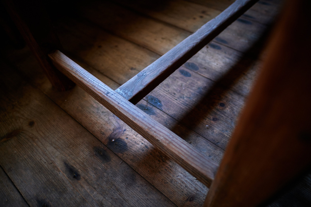 Innenraum einer leeren Gaststätte im Weinviertel | Austria - June 08, 2021: Innenraum einer leeren Gaststätte im Weinviertel, hölzerne Fußablage unter dem Tisch. - Realisiert mit Pictrs.com