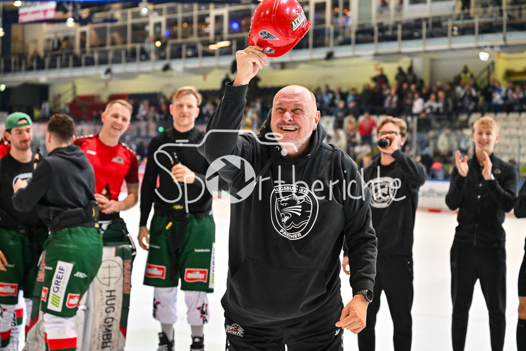 Iserlohn Roosters - Augsburger Panther | Die Spieler der Panther feiern zusammen mit den Fans den Klassenerhalt in Iserlohn / Freude / Happy / Abstieg / Absteiger / DEL: Iserlohn Roosters - Augsburger Panther, Eissporthalle Iserlohn am 07.03.2025 / Betreuer VOLKER REINHARDT