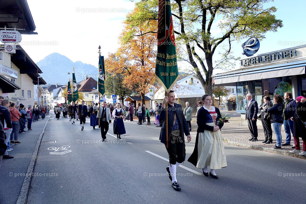 c-news-2022-Okt16-LJ_Erntedank_Reutte-FAHNENTRAGER-DSD04630 | Info aus dem Bezirk Reutte/Ausserfern Tirol sowie eine umfangreiche Bilddatenbank über die gesamte Region: Lechtal, Talkessel Reutte, Tannheimertal, Zwischentoren. Lech, Plansee, Zugspitze, Grenztunnel, B179, Fernpassstraße, Verkehr, Lawinen, Tradition, - Realisiert mit Pictrs.com