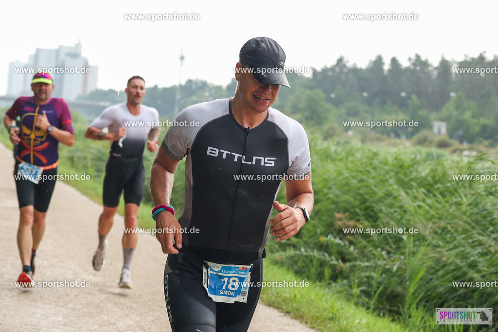 LUR_1475 | 34. M-net Erlanger Triathlon 2025 #erlangertriathlon  #mnettriathlon2025 #mnettriathlon #team #olympischedistanz #mitteldistanz #triathlon #maindonaukanal  #erlangertriathlon2025 #yourpictrs #tv1848 #tv1848erlangen  #triathlonbayern #sportinerlangen #demsportverbunden #sportshot_your_pictrs Copyright: www.sportshot.de