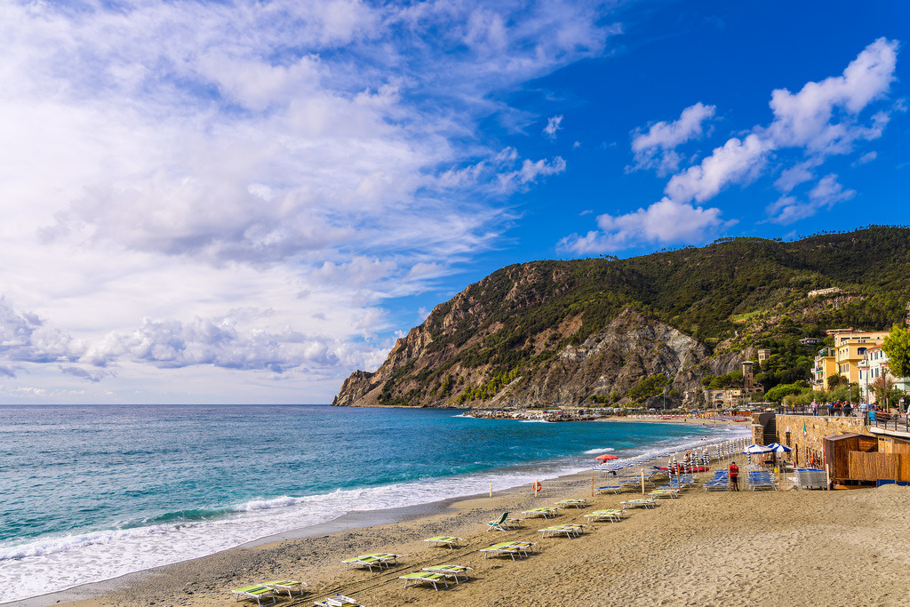 Strand in Monterosso al Mare an der Mittelmeerküste in Italien | Strand in Monterosso al Mare an der Mittelmeerküste in Italien.