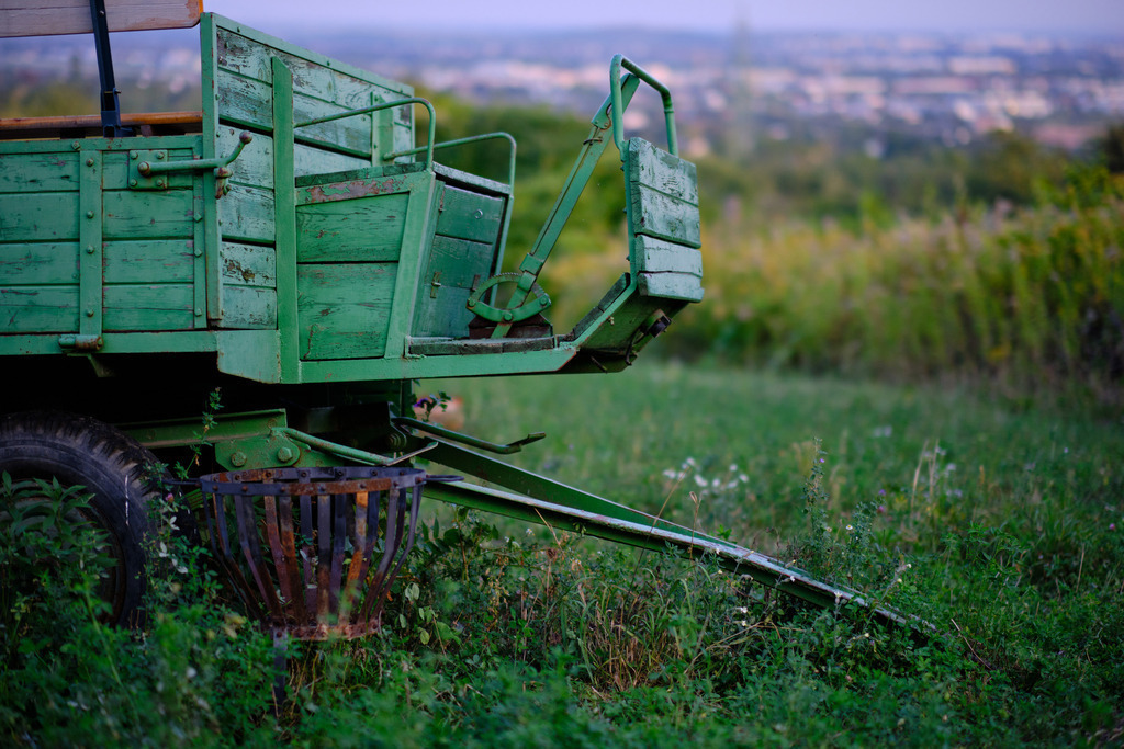 landwirtschaftlicher Anhänger in der Wiese | Strebersdorf, Austria - October 03, 2023: landwirtschaftlicher Anhänger in der Wiese, im Hintergrund Wien. - Realisiert mit Pictrs.com