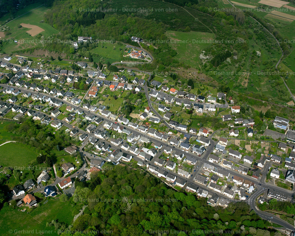 2610046 | LANGENAUBACH 09.06.2006 Von Wald und Forstgebieten umgebener Ortskern der Straßen und Häuser und Wohngebiete in Langenaubach im Bundesland Hessen, Deutschland // Surrounded by forest and forest areas center of the streets and houses and residential areas in Langenaubach in the state Hesse, Germany Foto: Gerhard Launer