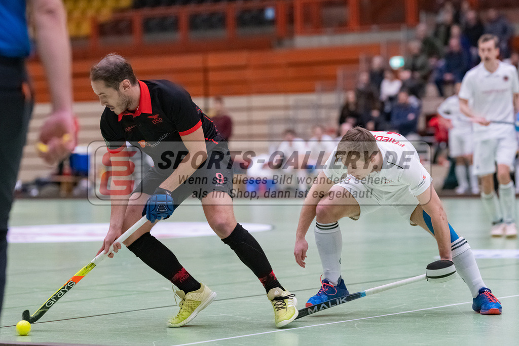 HK_20230113_102702 | 1. Bundesliga ( Halle ) Herren Crefelder HTC - DSD Düsseldorf am 13.1.2023 Crefelder HTC  ( CHTC ) Halle Glockenspitz , Krefeld , Chris Reinersmann ( DSD Düsselorf #9 ) , Elias Friedrich ( Crefelder HTC #11 )