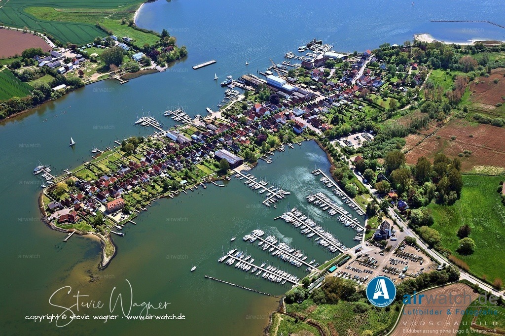 Luftbild Stadt Arnis - Geheimtipp für Kurzurlauber | Arnis, die kleinste Stadt Deutschlands, liegt an der Schlei im Kreis Schleswig-Flensburg, etwa fünf Kilometer südlich von Kappeln, und ist ein beliebter Geheimtipp für Kurzurlauber, besonders aus Hamburg.