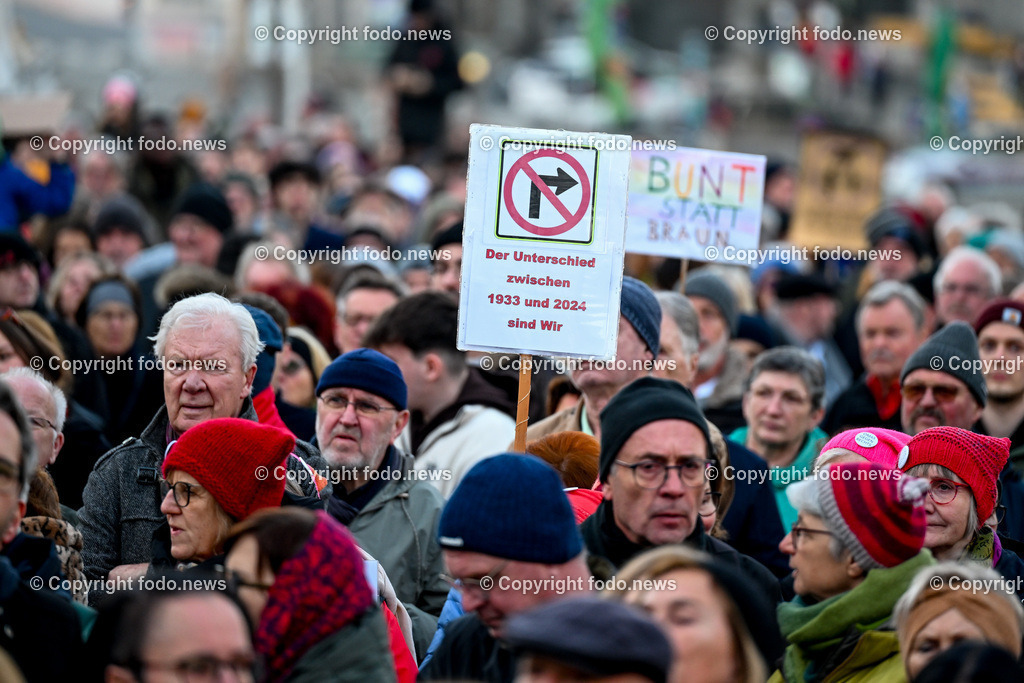 Demonstration gegen rechts in Linz Hauptplatz_ 25.02.2024-18 | 25.02.2024, Stadt Linz, AUT, Demonstration gegen rechts in Linz Hauptplatz, im Bild Kundgebungsteilnehmer, Menschen, Teilnehmer