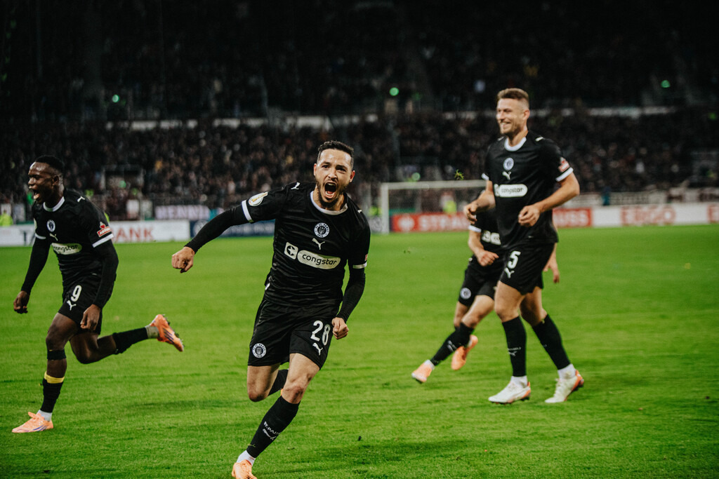 IMG_0767 | Der offizielle Shop für FC St. Pauli Fotos. Wähle aus Spielszenen & Fanmomenten dein FCSP Wunschformat. Wir liefern Millerntor-Atmosphäre.