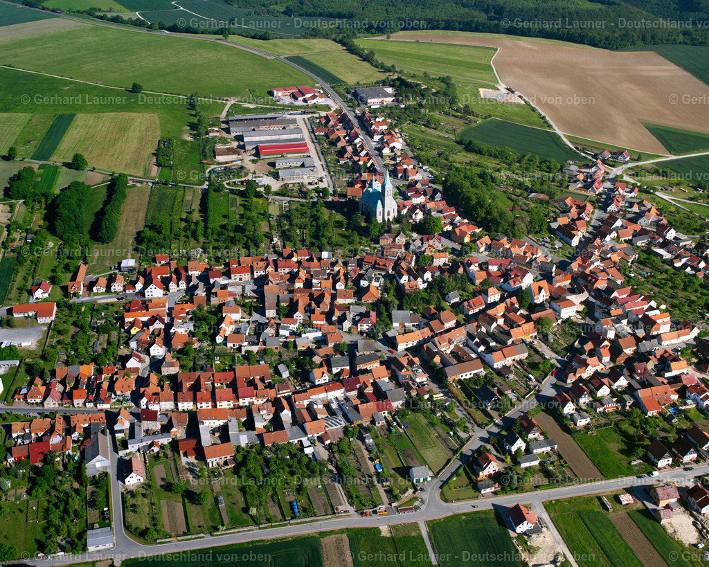 2634624 | EFFELDER 09.06.2006 Stadtansicht vom Stadtrand angrenzend an landwirtschaftliche Feldern  in Effelder im Bundesland Thüringen, Deutschland // City view from the outskirts with adjacent agricultural fields  in Effelder in the state Thuringia, Germany Foto: Gerhard Launer