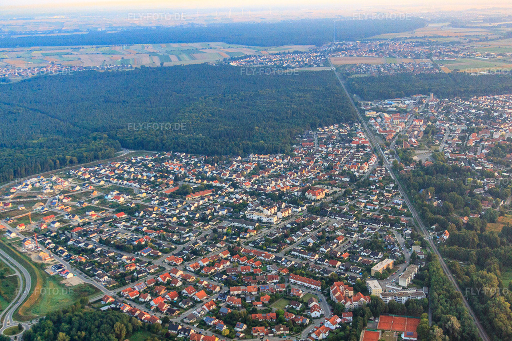 Luftbild: Bahnlinie teilt den Ort in Jockgrim im Bundesland Rheinland-Pfalz in Deutschland. Foto: IMG_52750.jpg vom 05.09.2012 durch Werner Riehm/FLY-FOTO.de