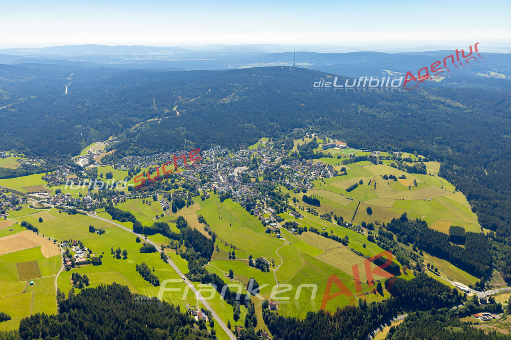 Das Luftbild zeigt :  Bischofsgrün - Die Luftaufnahme wurde 2023 vom UL-Flugzeug aus erstellt ( keine Drohne ) - Hochauflösende Luftaufnahme - Für grossformatige Ausdrucke geeignet. Die Geschenkidee !Mit Lizenz und Bildrechte bestellbar