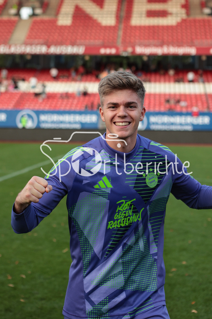 1. FC Nürnberg II - FC Bayern Amateure | Die Spieler der Bayern Amateure sind happy nach dem Sieg in Nuernberg / Benjamin BALLIS (FCB #1)