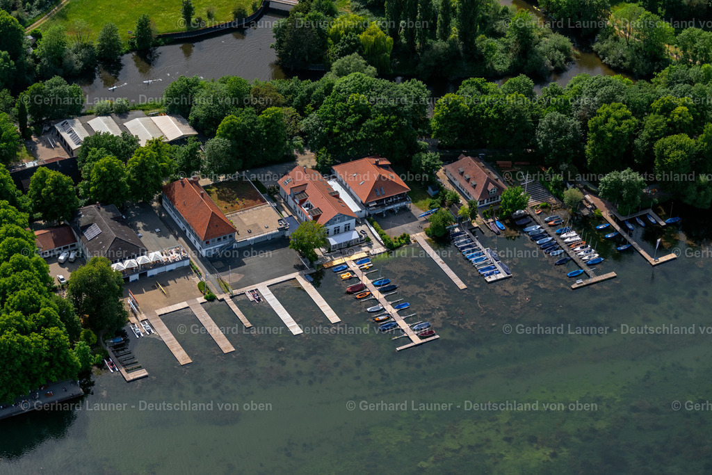 4031084 | HANNOVER 02.06.2020 Sportboot- Anlegestellen und Bootsliegeplätzen am Uferbereich mit Steganlagen von Hannoverscher Yachtklub, Frauen Ruder Club Hannover 1928 und dem Schüler-Ruderverein Hannover e.V. am Maschsee in Hannover im Bundesland Niedersachsen, Deutschland. // Pleasure boat marina with docks and moorings on the shore area with Steganlagen von Hannoverscher Yachtklub, Frauen Ruder Club Hannover 1928 and the Schueler-Ruderverein Hannover e.V. am Maschsee in Hannover in the state Lower Saxony, Germany. Foto: Gerhard Launer