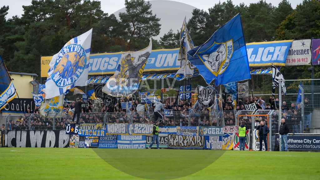 Fußball, Herren, Saison 2025/2026, Regionalliga Nordost, 11. Spieltag, FSV 63 Luckenwalde vs. FC Carl-Zeiss Jena, Samstag 05.10.2025, Werner-Seelenbinder-Stadion Luckenwalde, | Fußball, Herren, Saison 2025/2026, Regionalliga Nordost, 11. Spieltag, FSV 63 Luckenwalde vs. FC Carl-Zeiss Jena, Samstag 05.10.2025, Werner-Seelenbinder-Stadion Luckenwalde, Im Bild: Die Fans Fanszene des FC Carl-Zeiss Jena in Luckenwalde. - Realisiert mit Pictrs.com