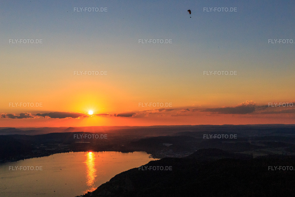 Luftbild: Sonnenuntergang überm Überlinger See mit Paragleiter in Bodman-Ludwigshafen im Bundesland Baden-Württemberg in Deutschland. Foto: IMG_094057.jpg vom 26.08.2016 durch Werner Riehm/FLY-FOTO.de